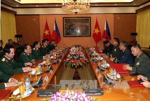 Le chef d’état-major philippin en visite au Vietnam  - ảnh 1